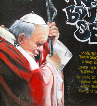 Graffiti con Juan Pablo II. Wikimedia Commons
